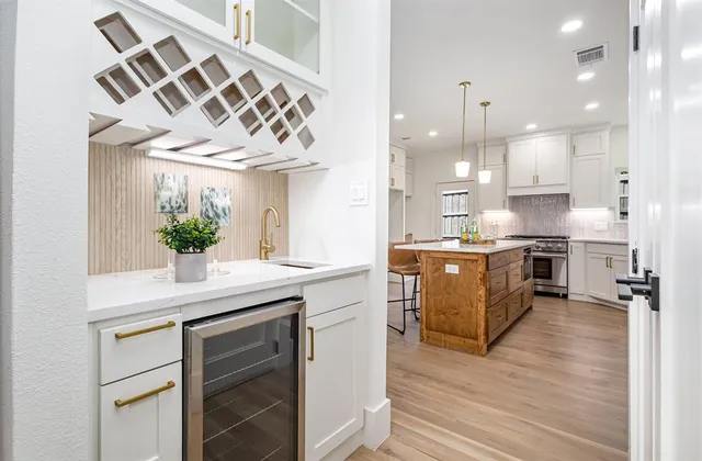 $960,000 | 6402 Lakewood Boulevard, Dallas, TX 75214