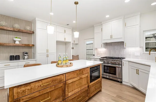 $960,000 | 6402 Lakewood Boulevard, Dallas, TX 75214