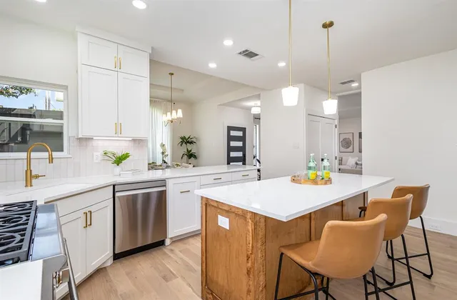 $960,000 | 6402 Lakewood Boulevard, Dallas, TX 75214