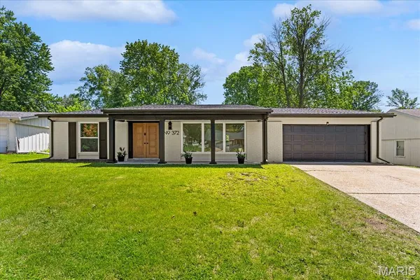 $283,000 | 372 Roanoke Drive, Belleville, IL 62221