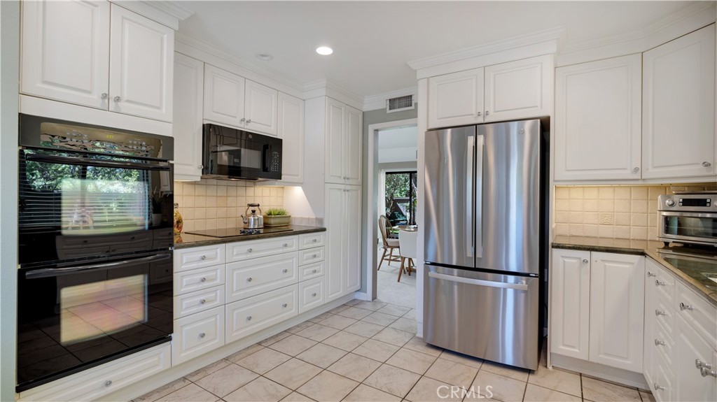 65 Pinewood, Unit 33 Irvine, CA 92604 - Photo 9 of 41 Double Frigidaire wall ovens