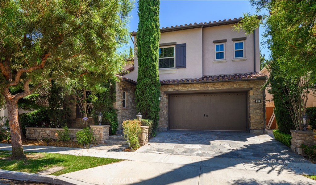 a view of a house with backyard and garden