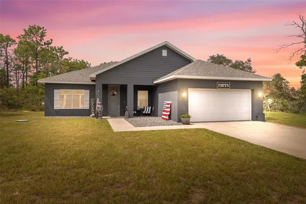a view of a house with yard and garage