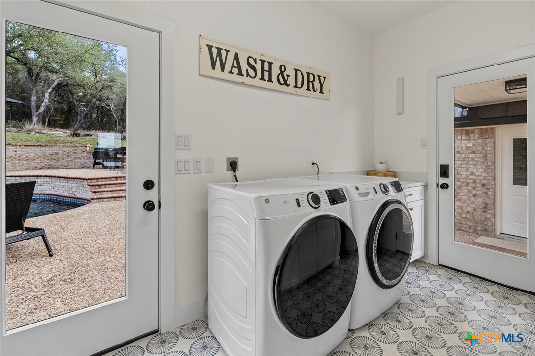 1130 Stoney Ridge Road Bulverde, TX 78163 - Photo 16 of 42 a utility room with dryer and washer