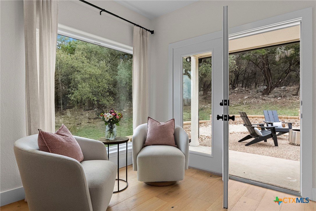 1130 Stoney Ridge Road Bulverde, TX 78163 - Photo 22 of 42 a living room with furniture and a window