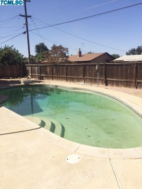 122 West Spring Lane Lemoore, CA 93245 - Photo 15 of 17 a front view of a house with a garden