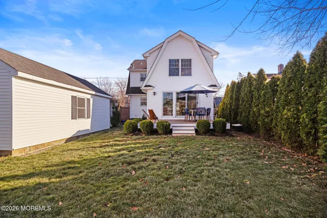 a view of a house with backyard