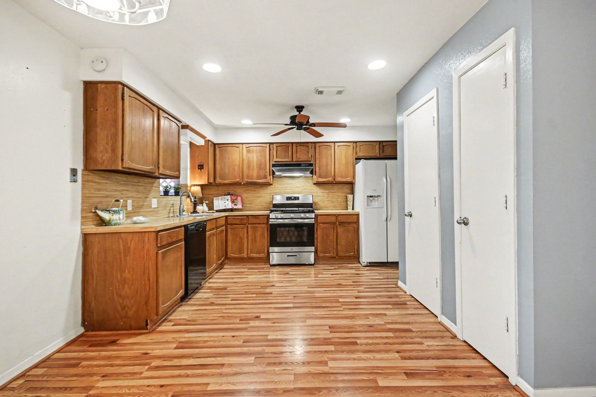 4123 Bermuda Drive Pasadena, TX 77503 - Photo 11 of 40 Eating Area looking toward Kitchen