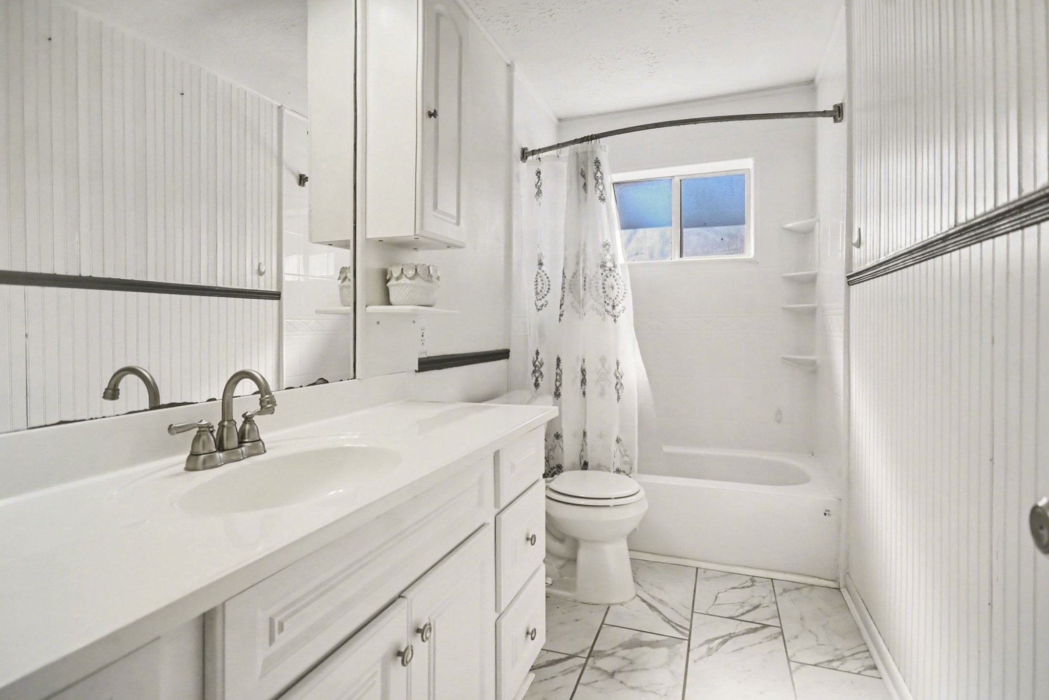 4123 Bermuda Drive Pasadena, TX 77503 - Photo 23 of 40 Hall Bathroom