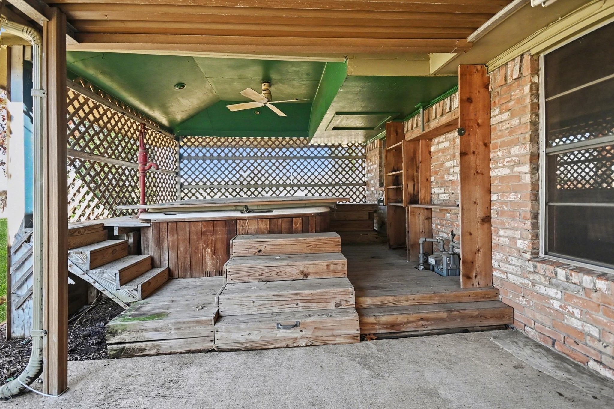 4123 Bermuda Drive Pasadena, TX 77503 - Photo 27 of 40 Covered back porch with hot tub deck