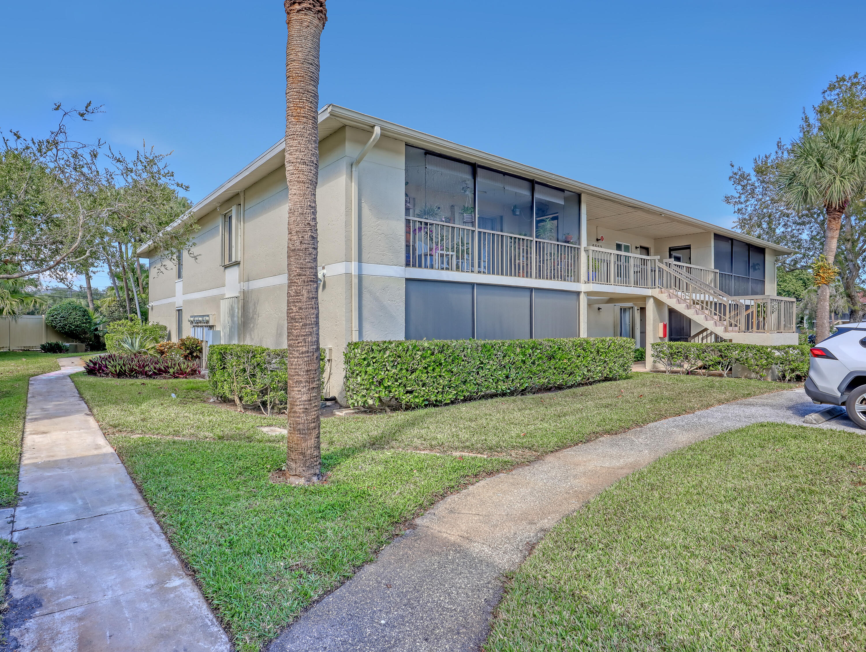 6552 Chasewood Drive, Unit H Jupiter, FL 33458 - Photo 5 of 33 a front view of a house with a yard