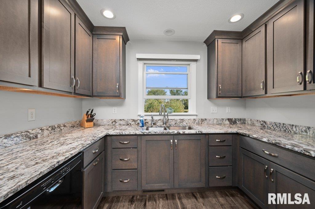 2405 South Shore Drive Moline, IL 61265 - Photo 12 of 38