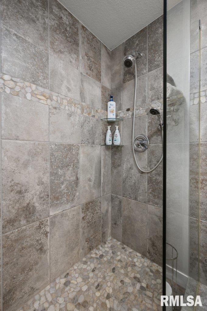 2405 South Shore Drive Moline, IL 61265 - Photo 23 of 38