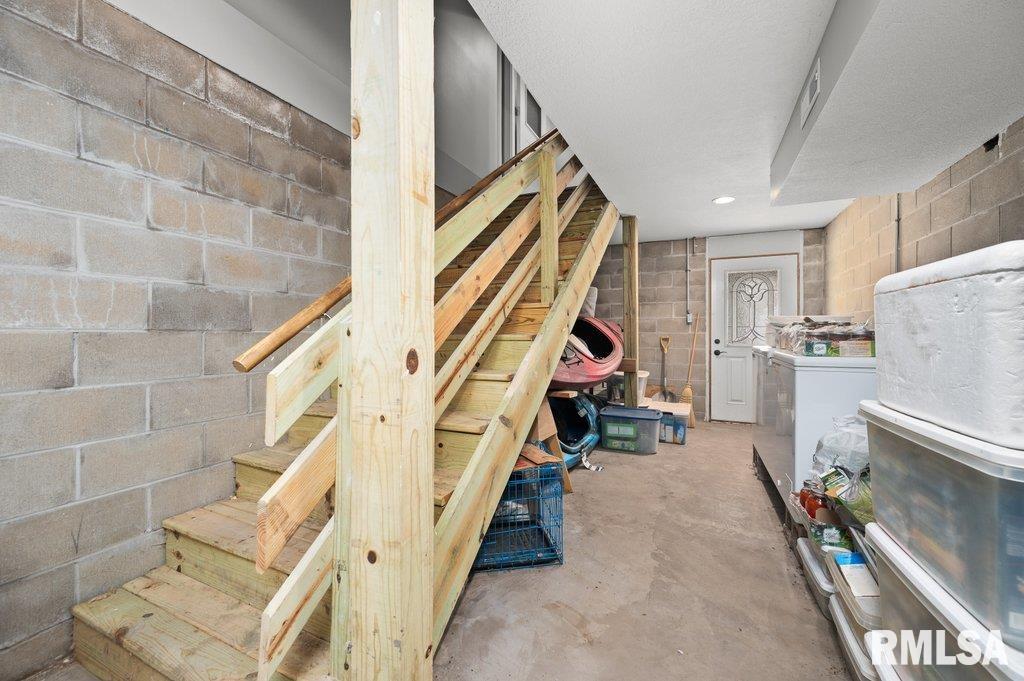 2405 South Shore Drive Moline, IL 61265 - Photo 29 of 38