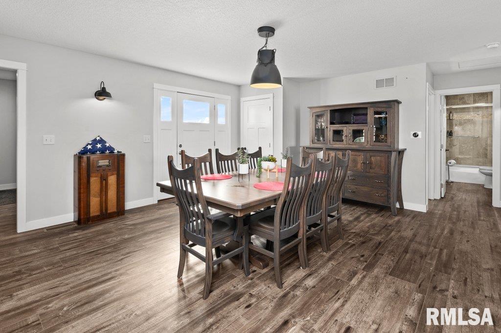 2405 South Shore Drive Moline, IL 61265 - Photo 4 of 38