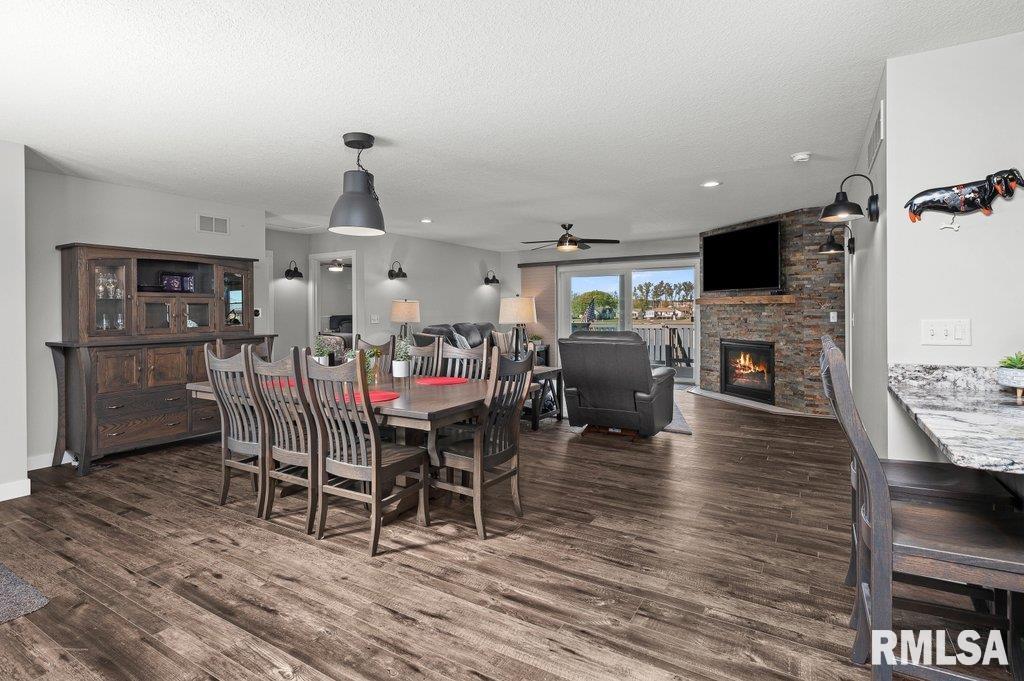 2405 South Shore Drive Moline, IL 61265 - Photo 7 of 38