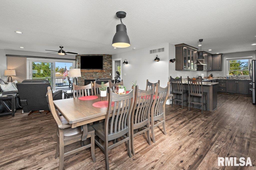 2405 South Shore Drive Moline, IL 61265 - Photo 8 of 38