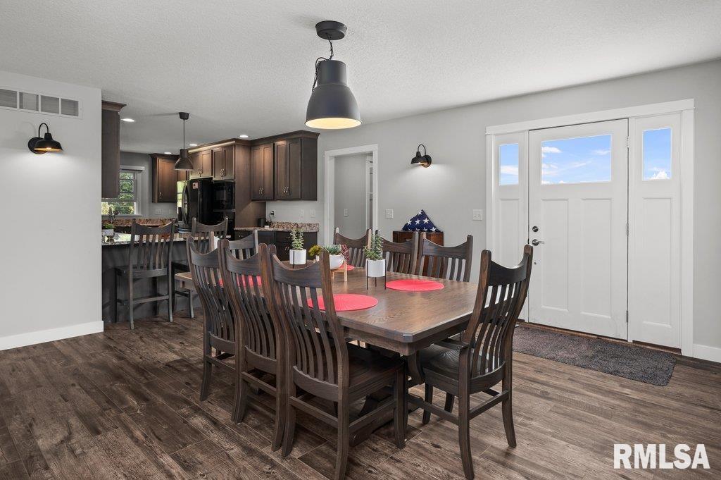 2405 South Shore Drive Moline, IL 61265 - Photo 9 of 38