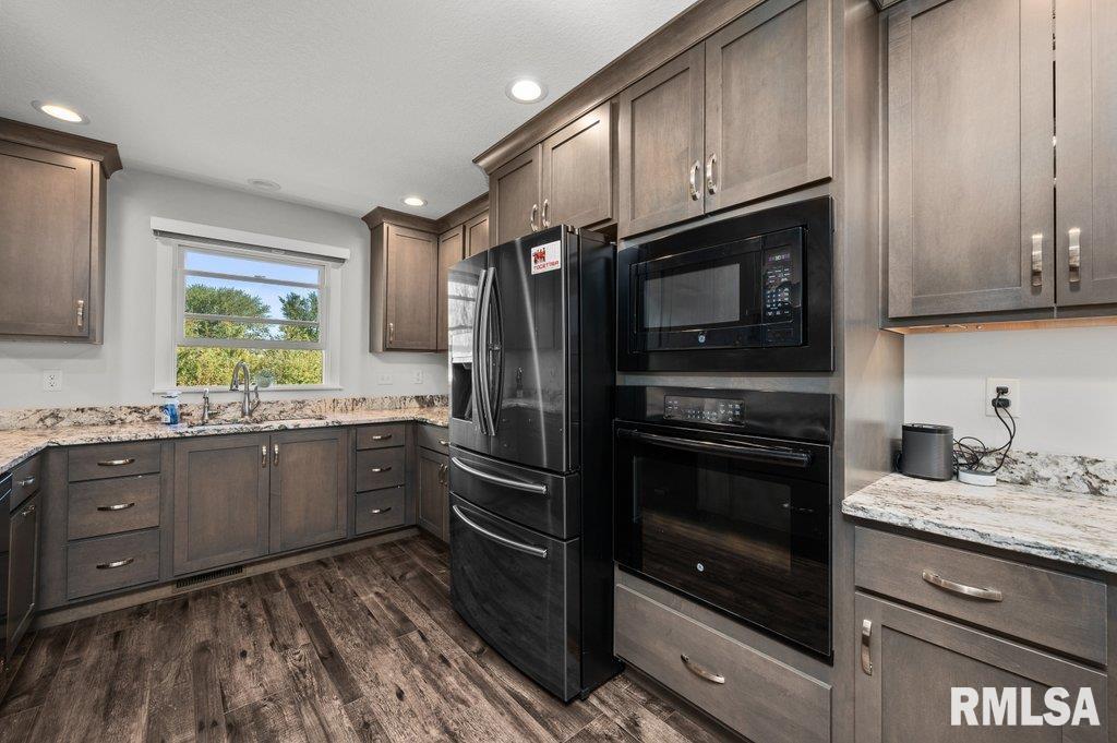 2405 South Shore Drive Moline, IL 61265 - Photo 10 of 38