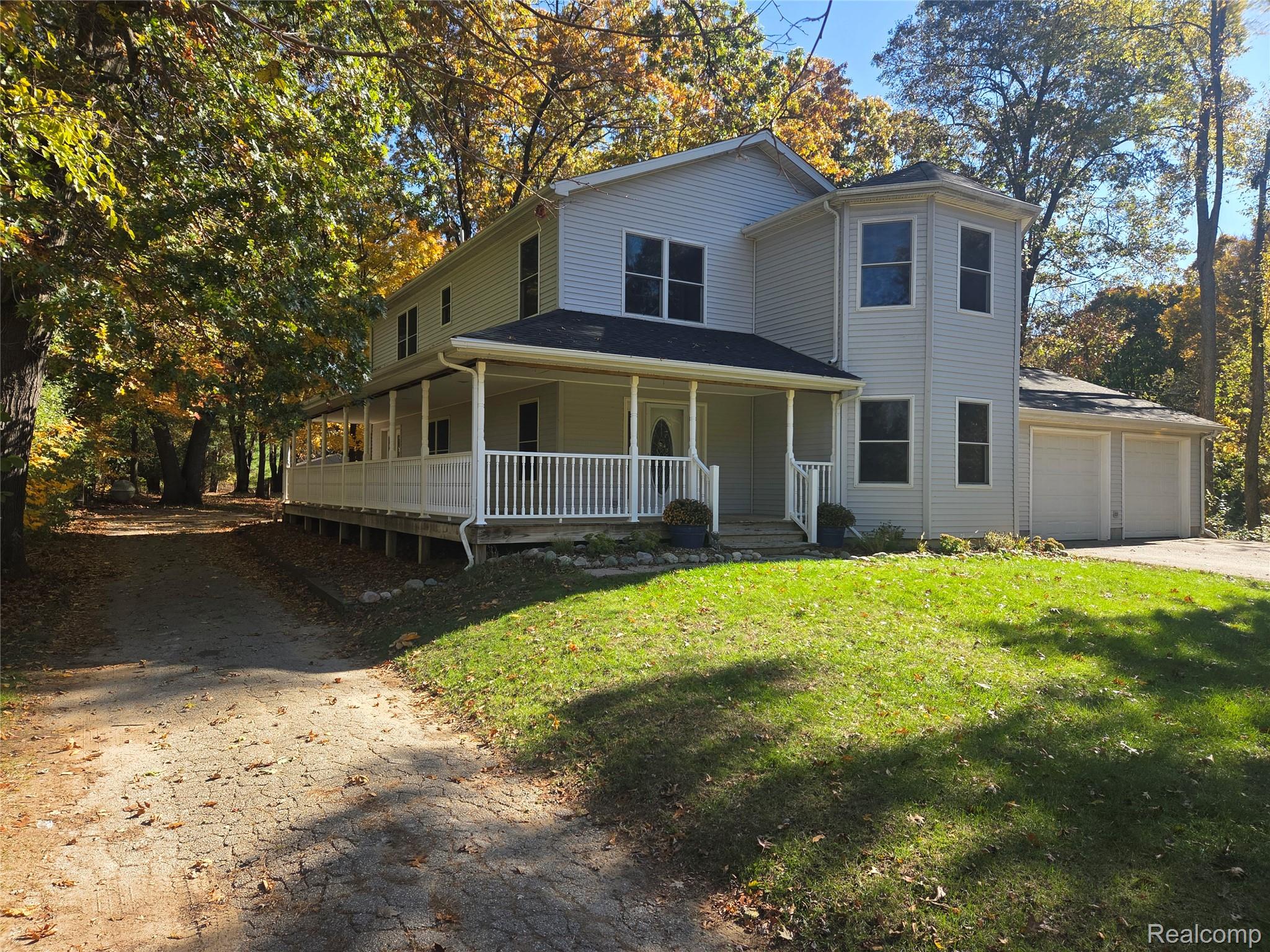 7507 Pingree Road Pinckney, MI 48169 - Photo 2 of 33 Front of house in Fall
