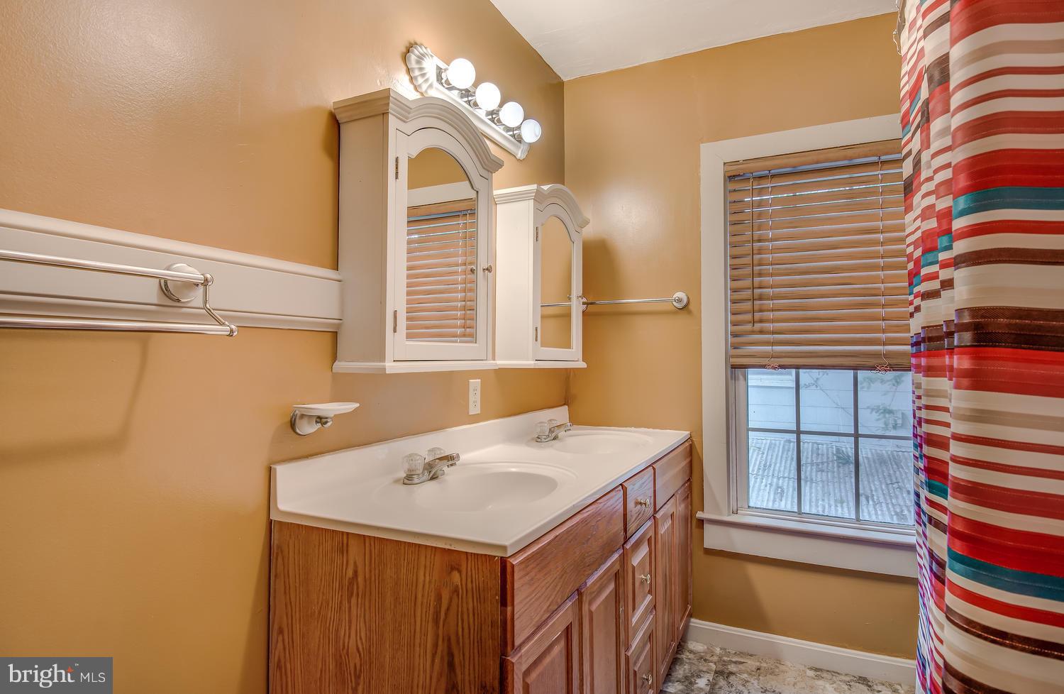4 West Railroad Street Ridgely, MD 21660 - Photo 15 of 29 2nd Floor Full Bath
