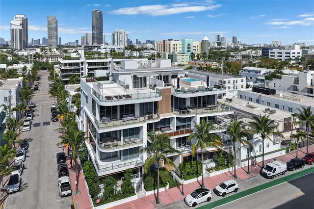 $2,695,000 | 304 Ocean Drive, Unit 102, Miami Beach, FL 33139