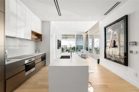 $2,695,000 | 304 Ocean Drive, Unit 102, Miami Beach, FL 33139