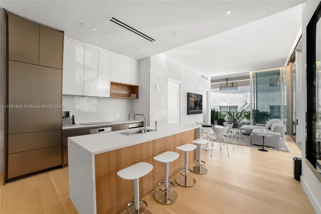 $2,695,000 | 304 Ocean Drive, Unit 102, Miami Beach, FL 33139