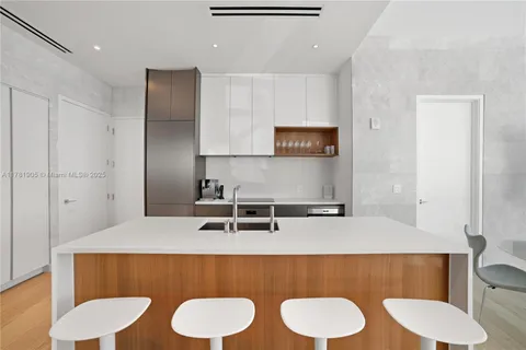 $2,695,000 | 304 Ocean Drive, Unit 102, Miami Beach, FL 33139