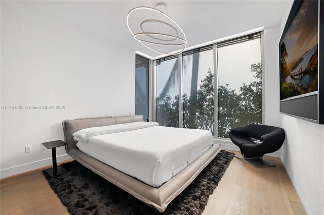 $2,695,000 | 304 Ocean Drive, Unit 102, Miami Beach, FL 33139