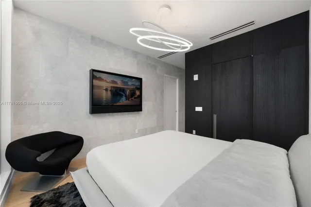 $2,695,000 | 304 Ocean Drive, Unit 102, Miami Beach, FL 33139