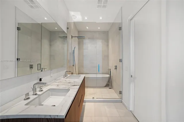 $2,695,000 | 304 Ocean Drive, Unit 102, Miami Beach, FL 33139