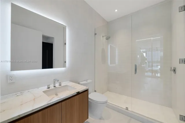 $2,695,000 | 304 Ocean Drive, Unit 102, Miami Beach, FL 33139