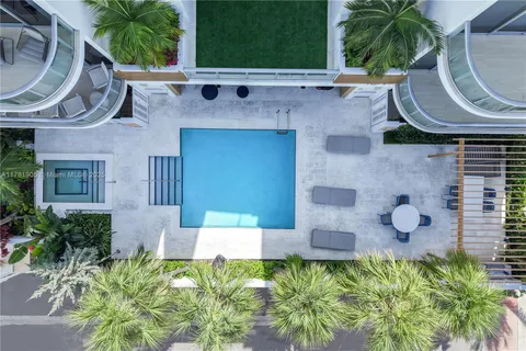 $2,695,000 | 304 Ocean Drive, Unit 102, Miami Beach, FL 33139