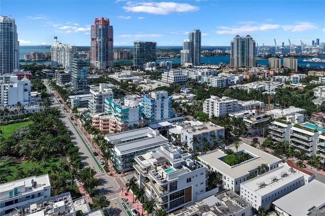 $2,695,000 | 304 Ocean Drive, Unit 102, Miami Beach, FL 33139