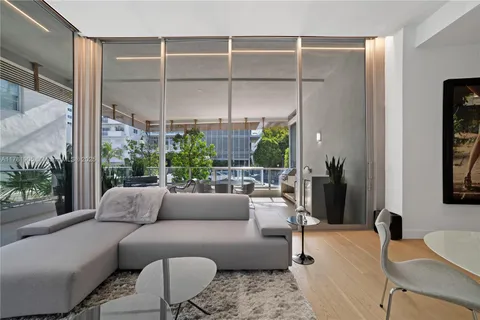 $2,695,000 | 304 Ocean Drive, Unit 102, Miami Beach, FL 33139