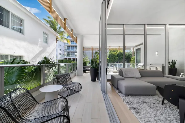 $2,695,000 | 304 Ocean Drive, Unit 102, Miami Beach, FL 33139