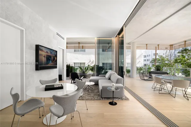 $2,695,000 | 304 Ocean Drive, Unit 102, Miami Beach, FL 33139
