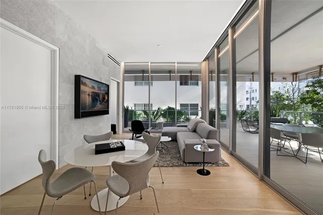$2,695,000 | 304 Ocean Drive, Unit 102, Miami Beach, FL 33139