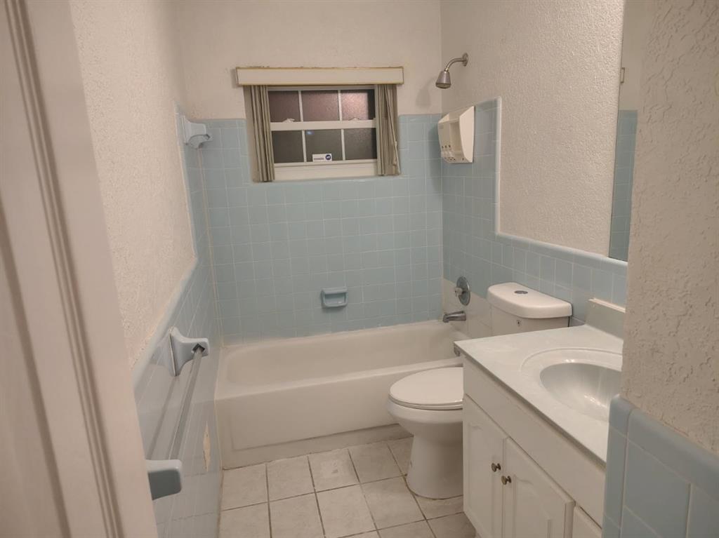 7101 Northwest 97th Avenue Tamarac, FL 33321 - Photo 18 of 23 a bathroom with a toilet a sink and a bathtub
