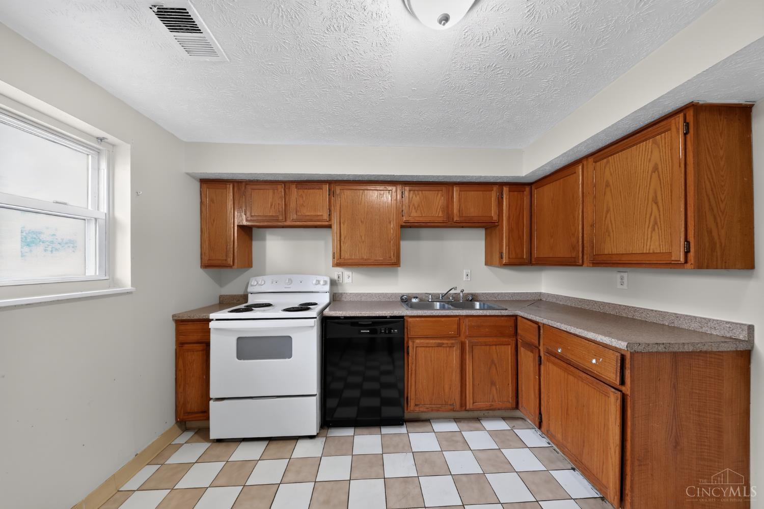 2743 Springdale Road Cincinnati, OH 45251 - Photo 12 of 30