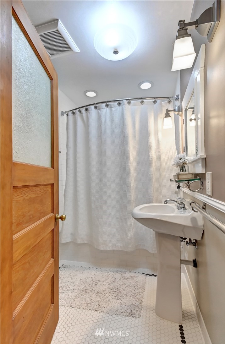 936 North 76th Street Seattle, WA 98103 - Photo 14 of 35 Gallery Image 14
