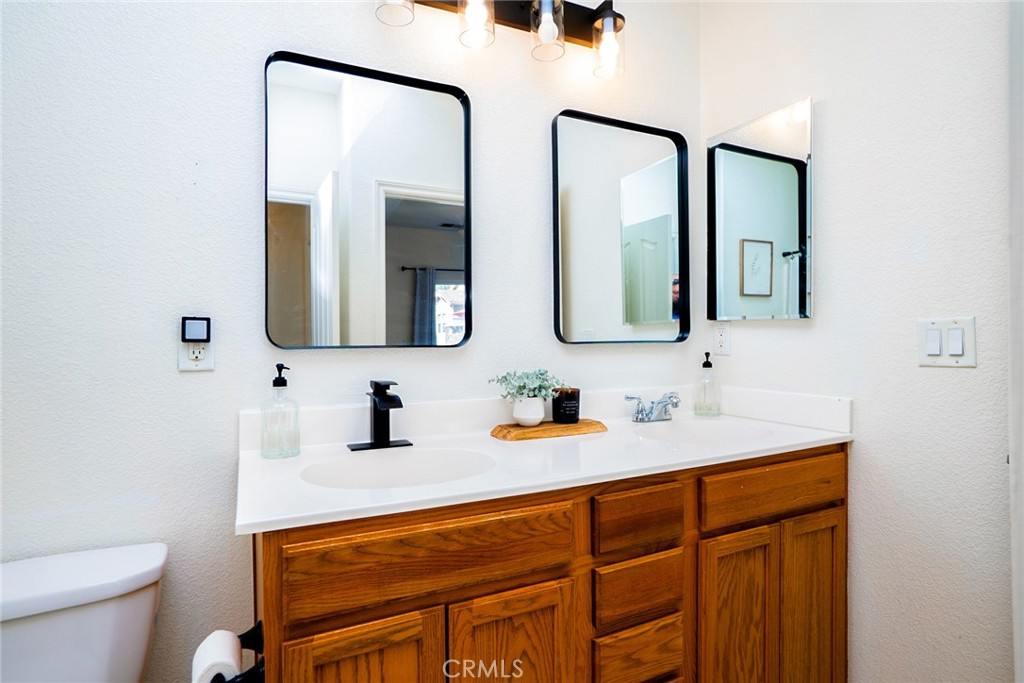 7331 Shelby Place, Unit 91 Rancho Cucamonga, CA 91739 - Photo 21 of 34 a bathroom with 2 sink and a mirror