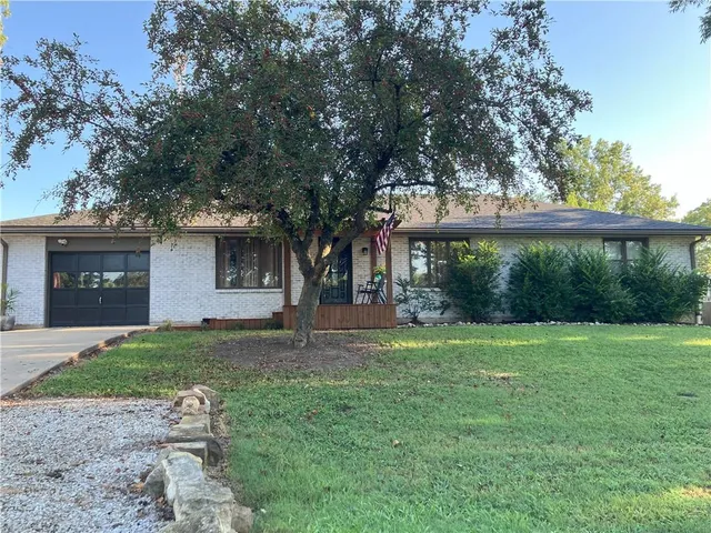 $270,000 | 708 East Grand Avenue, Lacygne, KS 66040