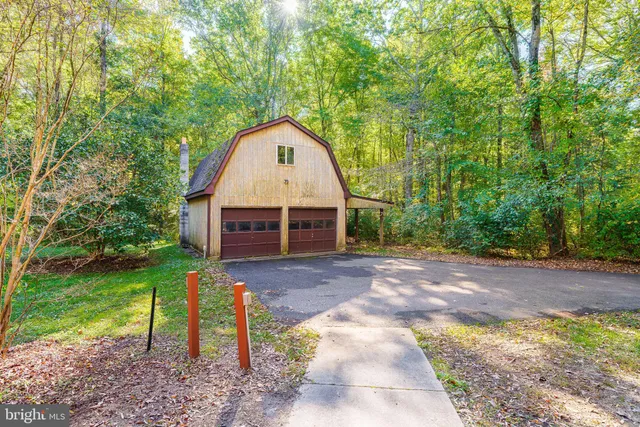 a view of a house with backyard and garden