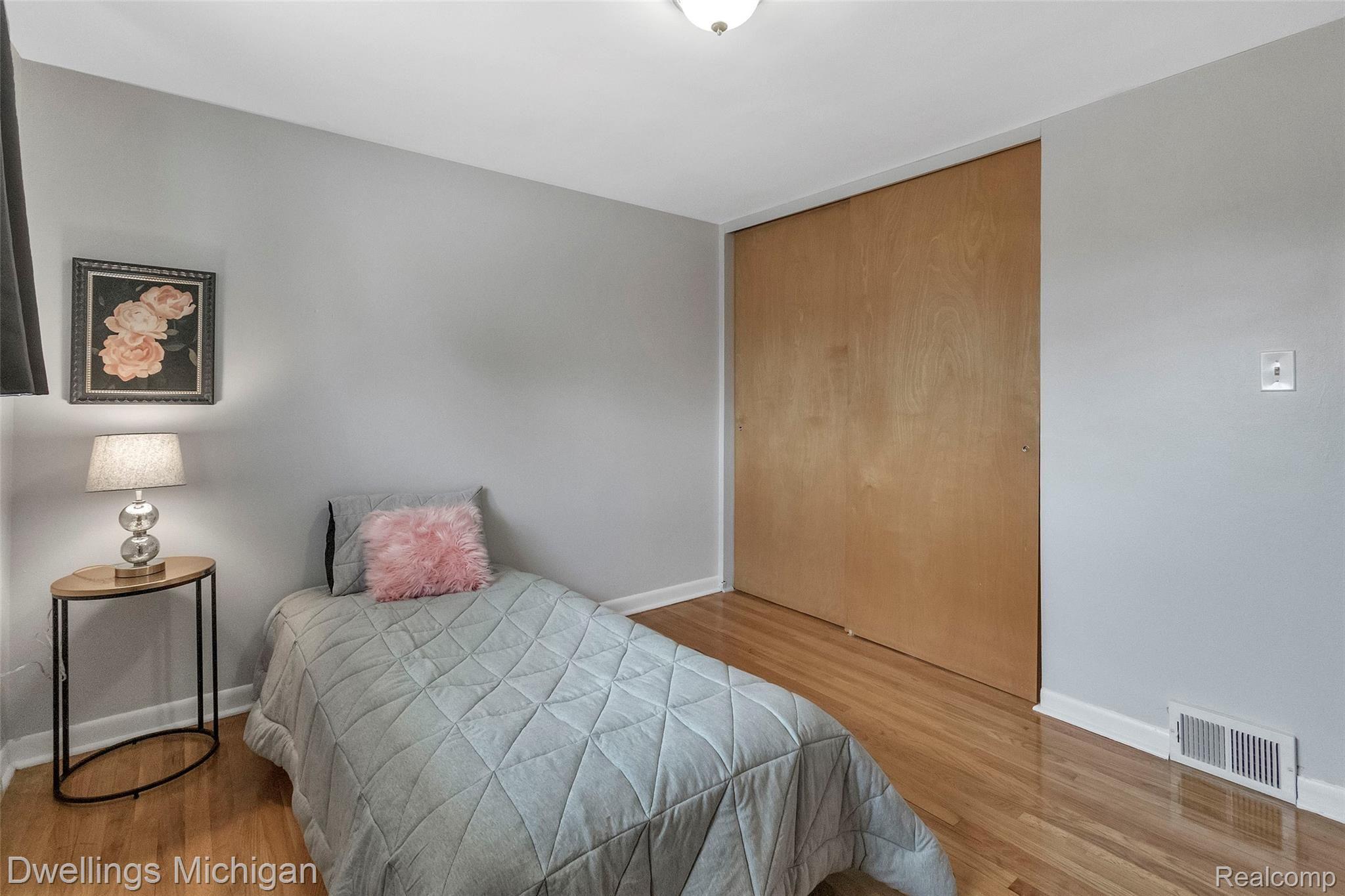 10021 Middlebelt Road Livonia, MI 48150 - Photo 18 of 31 10021-Middlebelt-Rd-Livonia-MI-windowstill-19.jpg