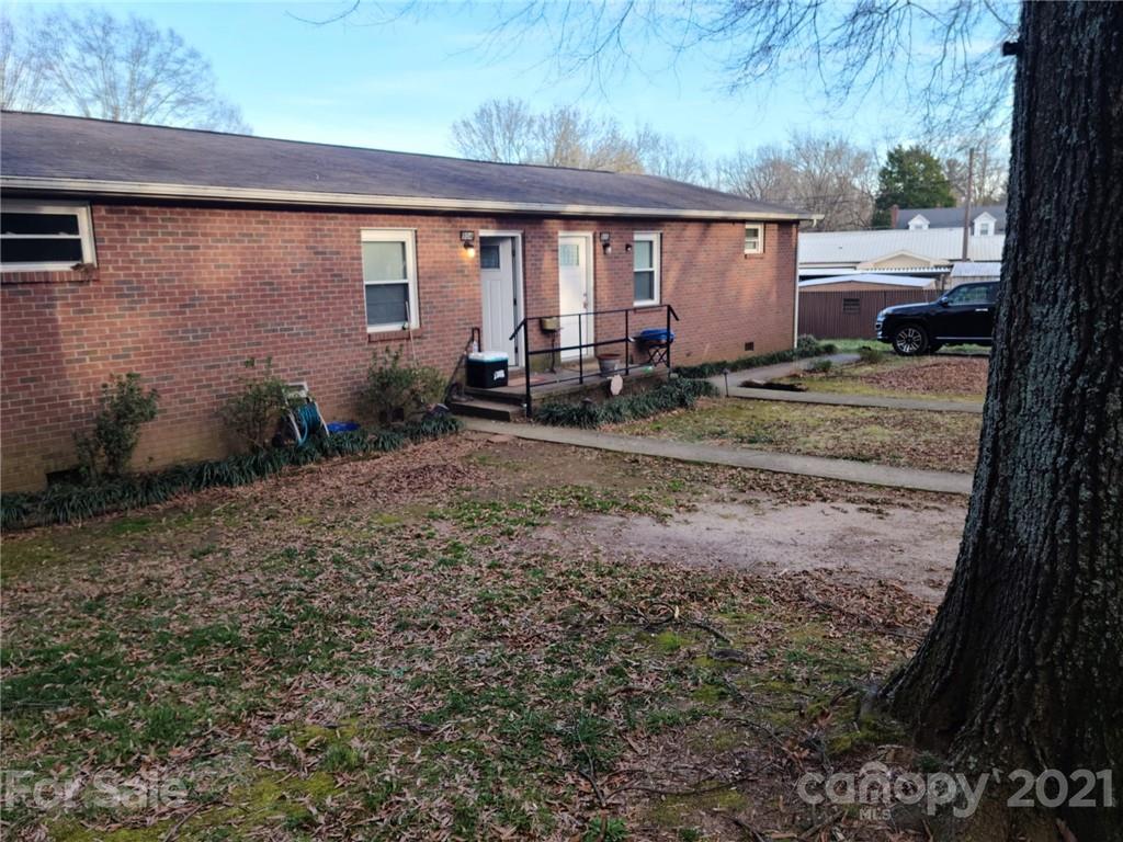 a view of a backyard of the house