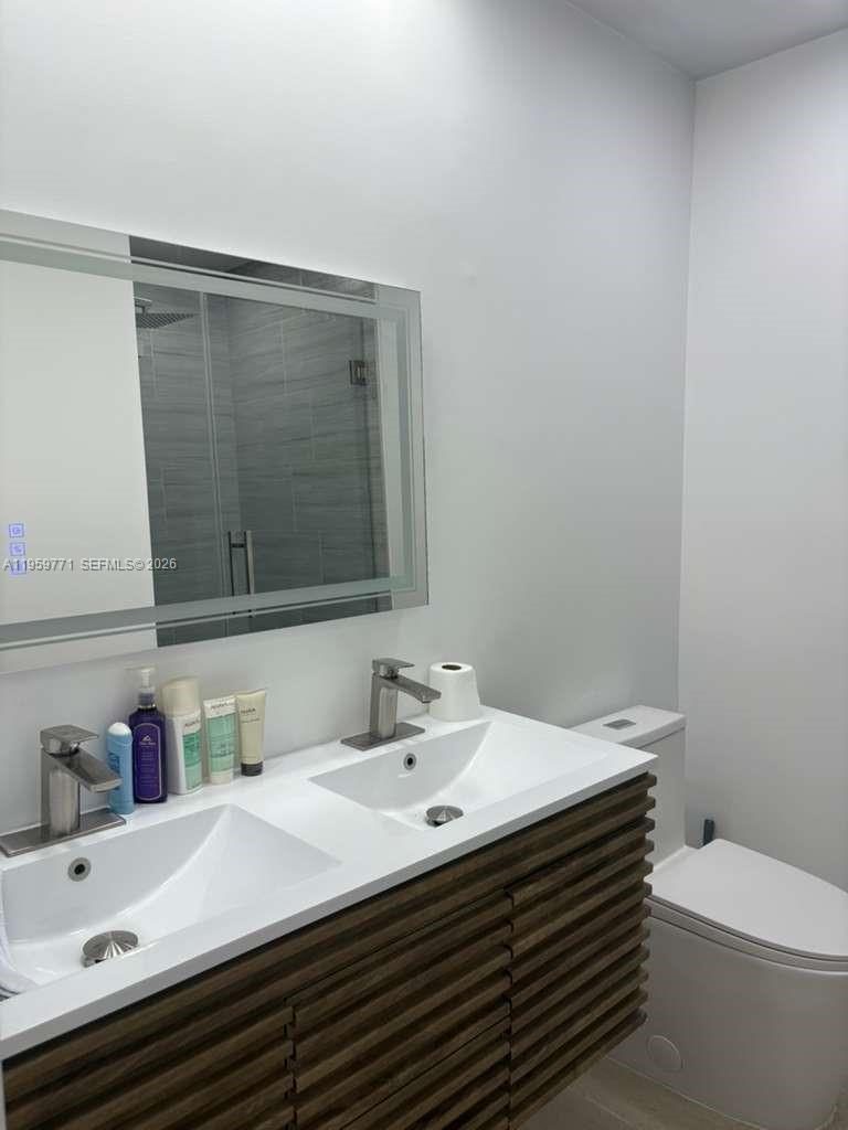 5300 Washington Street, Unit O229 Hollywood, FL 33021 - Photo 7 of 15 GUEST BATH