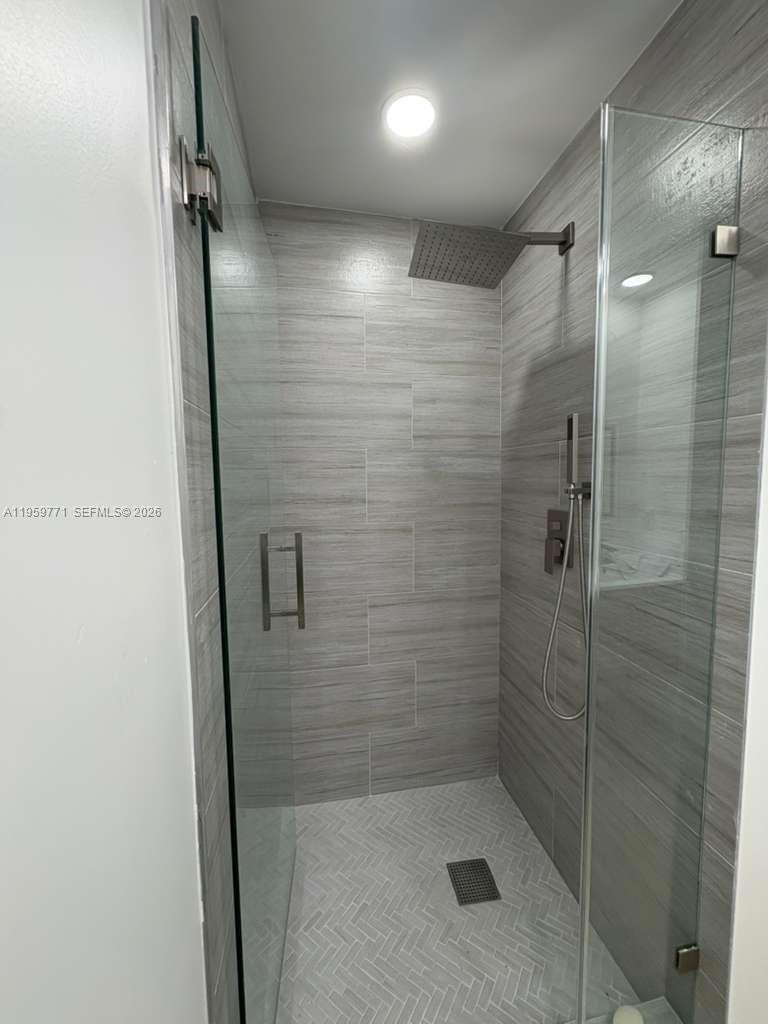 5300 Washington Street, Unit O229 Hollywood, FL 33021 - Photo 8 of 15 GUEST BATH