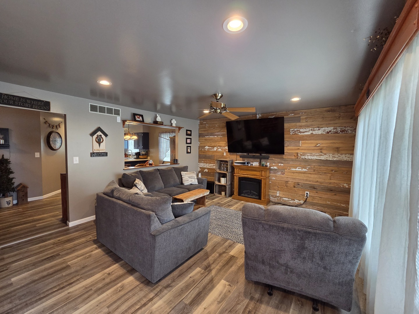 1000 West McKinley Road Ottawa, IL 61350 - Photo 6 of 19 a living room with furniture and a flat screen tv